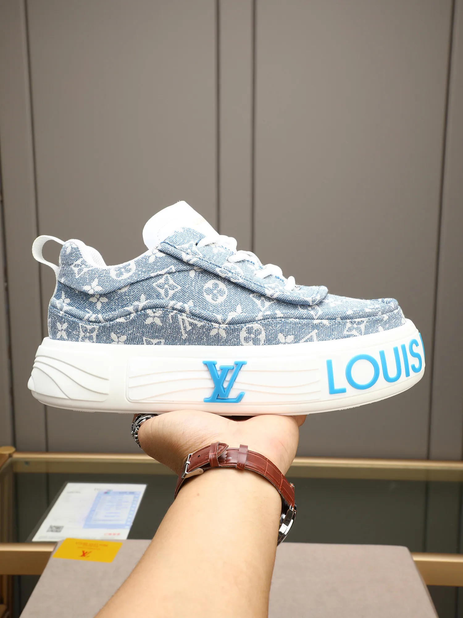 Men's shoes 💰560 LV are novel and fashionable, and the uppers are made of imported cowhide + LV special materials! Super trendy design! It’s eye-catching! The leather is soft, delicate, shiny and translucent, showing the ultimate in pure handcraftsmanship, and the mesh is soft, comfortable and breathable! Size: 39-44 (38 45 customized)